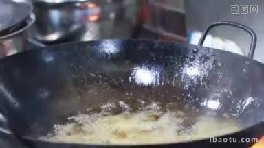 4K实拍厨师将海鲜放入滚烫的油锅中